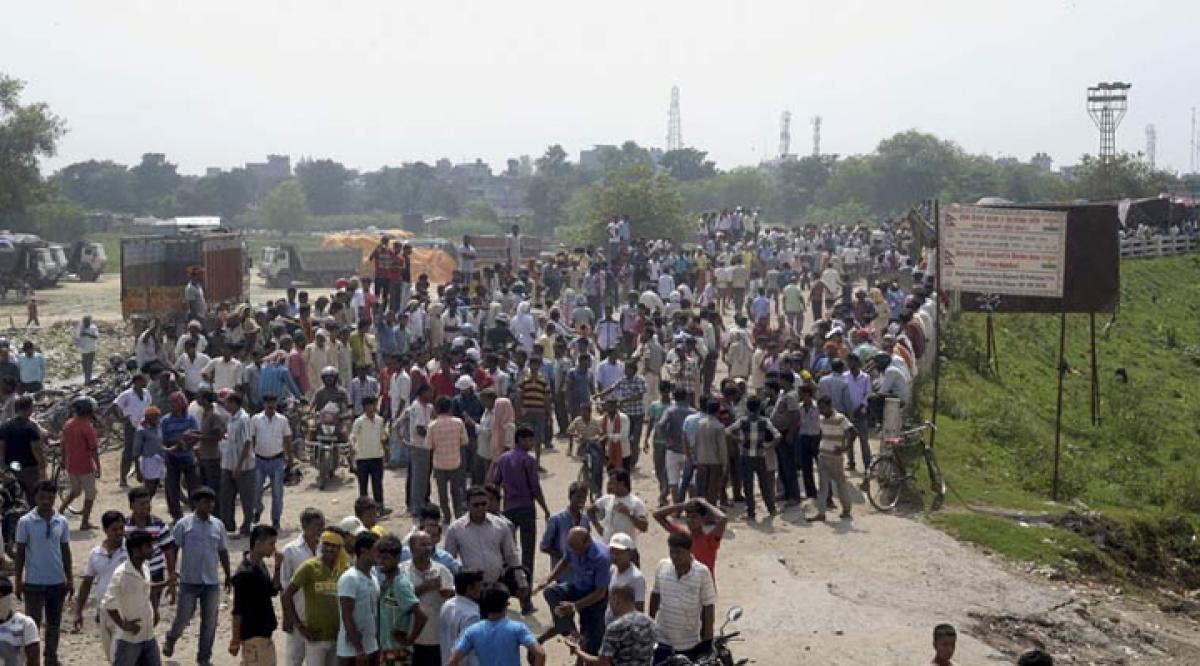 Nepal Police baton charge Madhesi protestors at border?